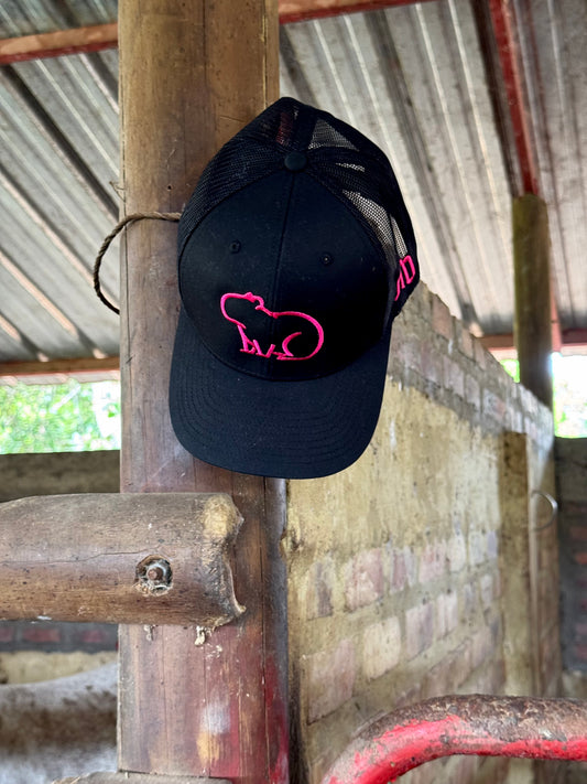 GORRA NEGRA GARNACHO FUCSIA