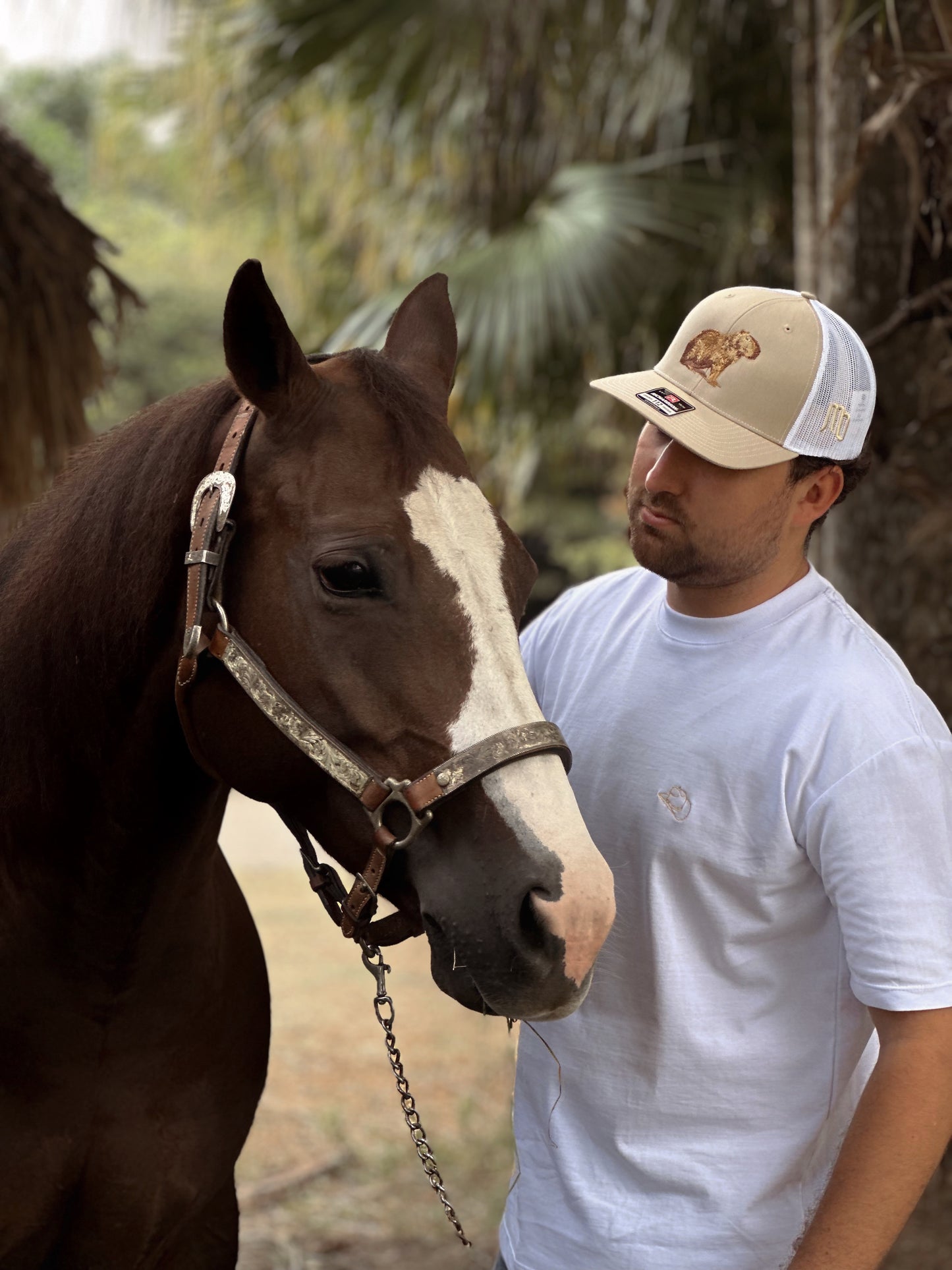CAMISETA BLANCA SOMBRERO DORADO