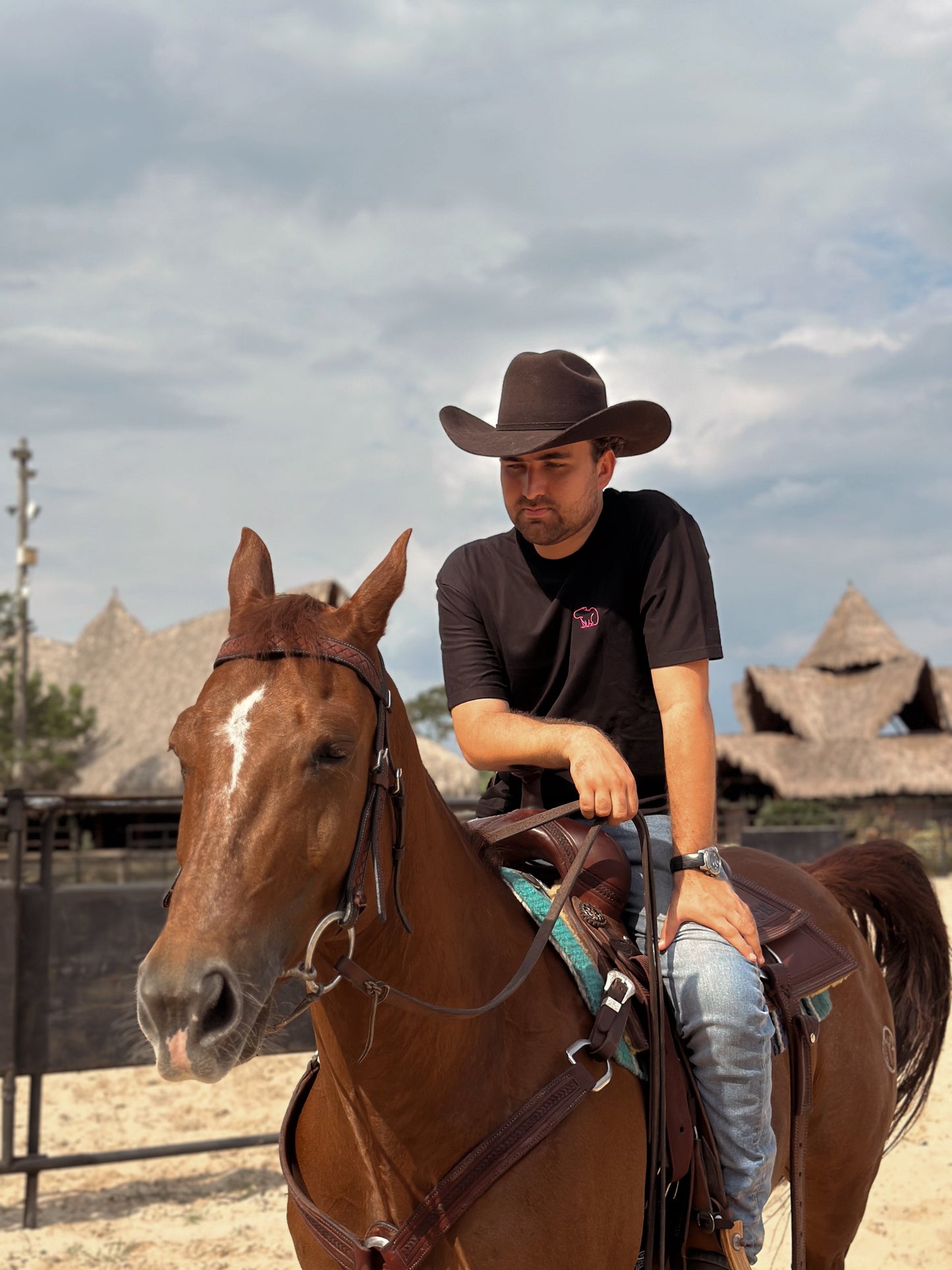CAMISETA NEGRA CHIGUIRO FUCSIA