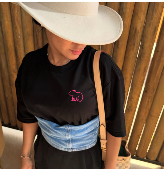 CAMISETA NEGRA CHIGUIRO FUCSIA