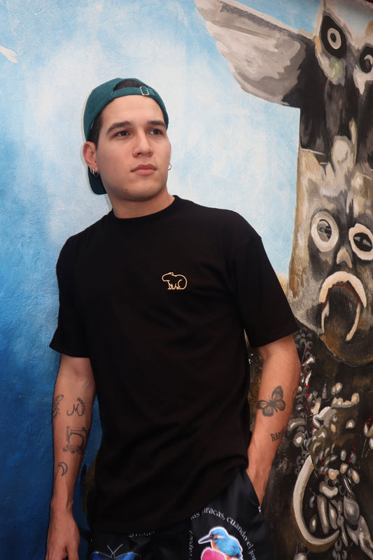 CAMISETA NEGRA CHIGUIRO DORADO