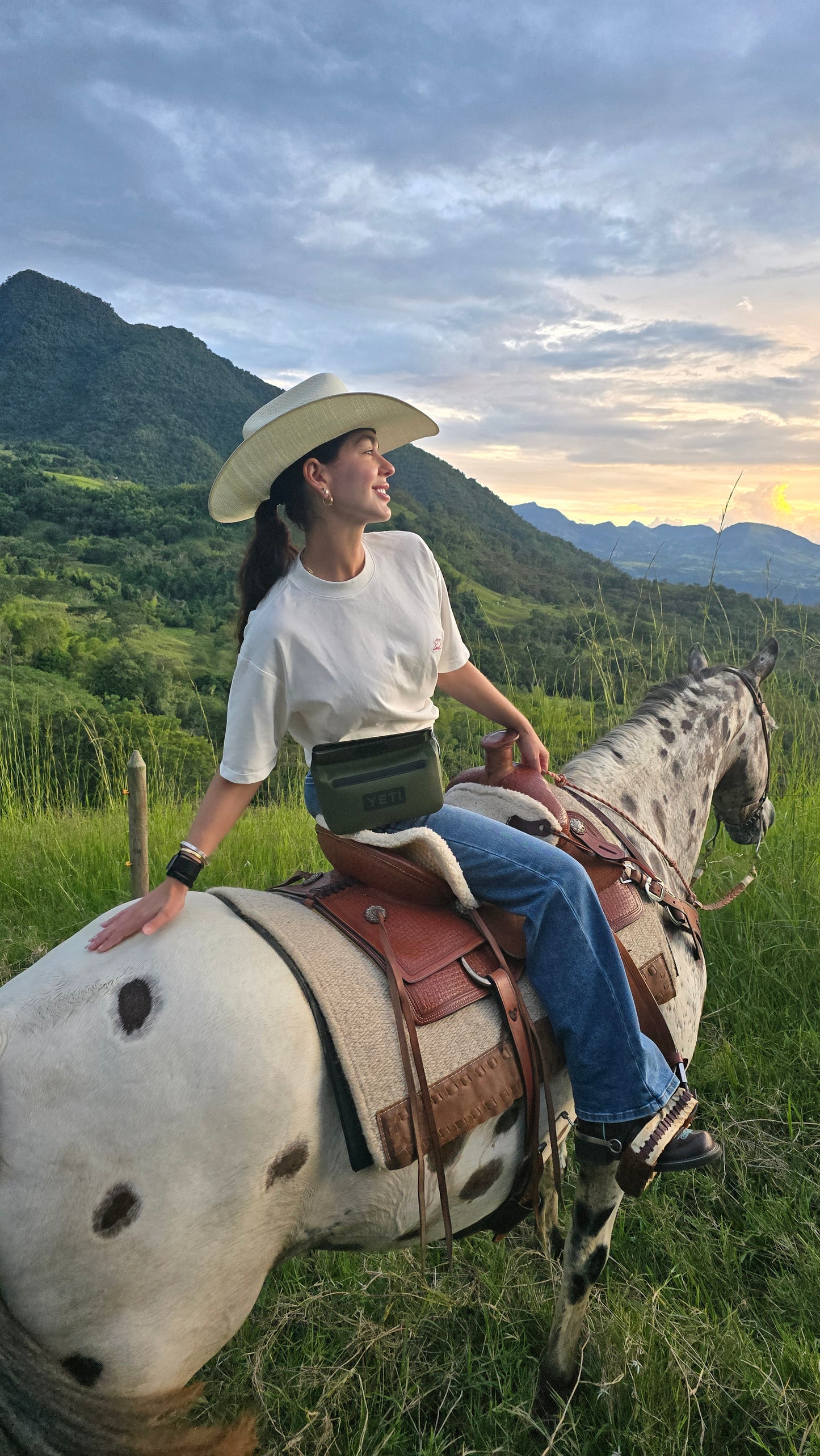 CAMISETA IVORY SOMBRERO FUCSIA