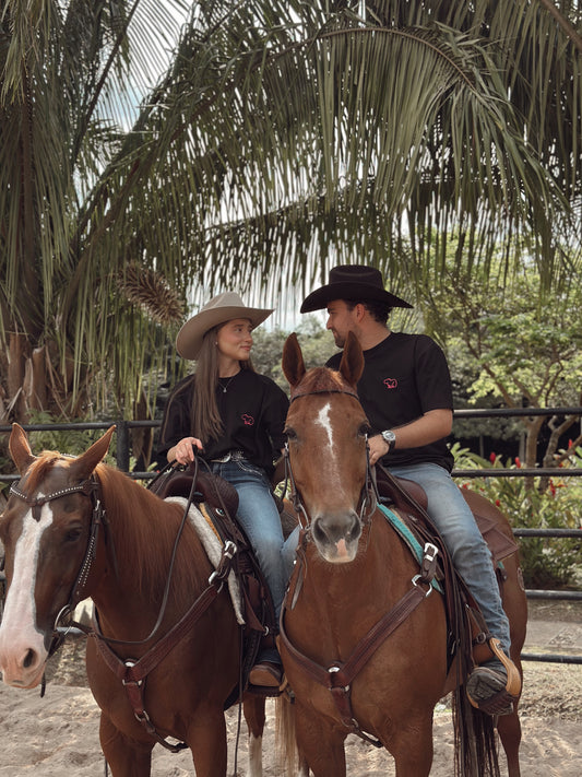 CAMISETA NEGRA CHIGUIRO FUCSIA