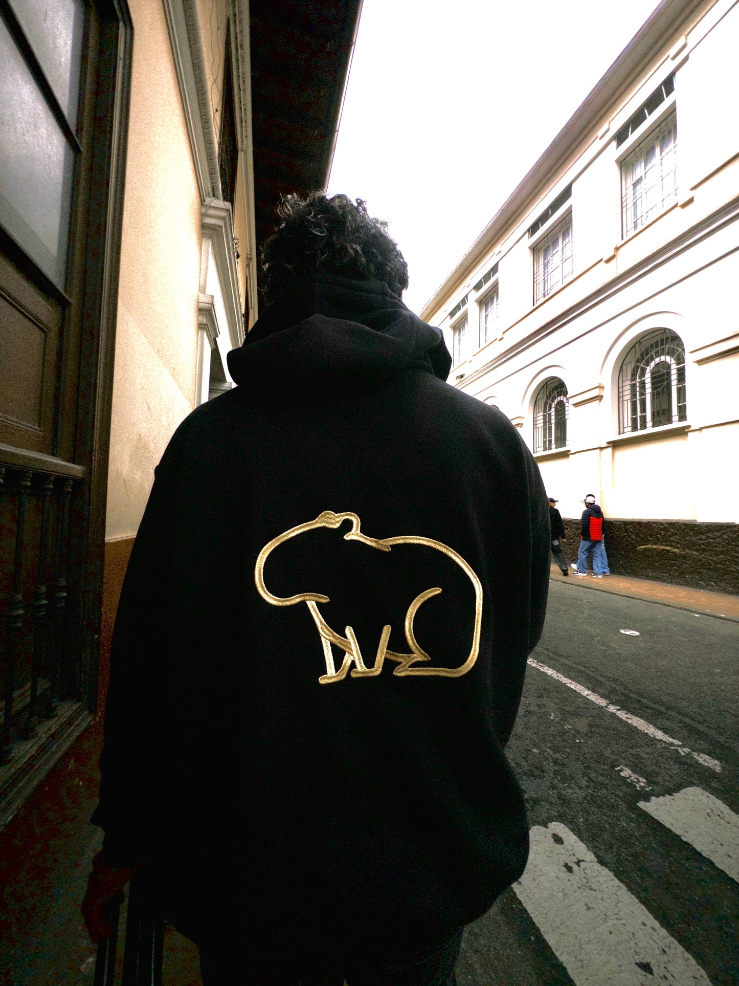 HODDIE NEGRO SILUETA DORADO