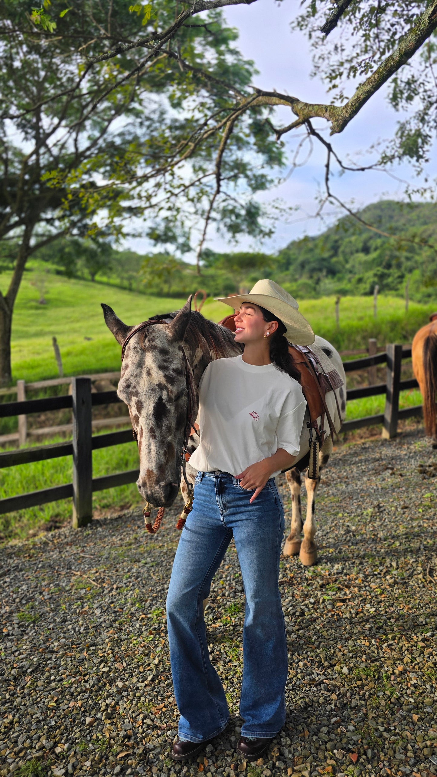 CAMISETA IVORY SOMBRERO FUCSIA