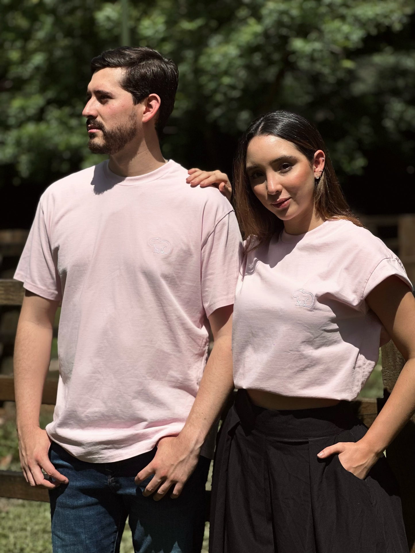 CAMISETA ROSADA CHIGUIRO BLANCO